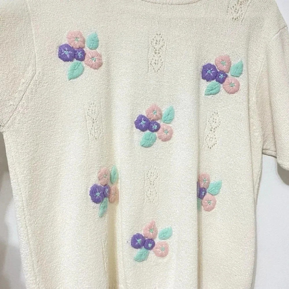 Vintage - Short Sleeved Cream Floral Pastel Embroidered Sweater - Picture 3 of 7